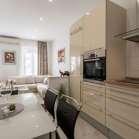 Апартаменты Villa Meri Very Central And Beautiful Apartment